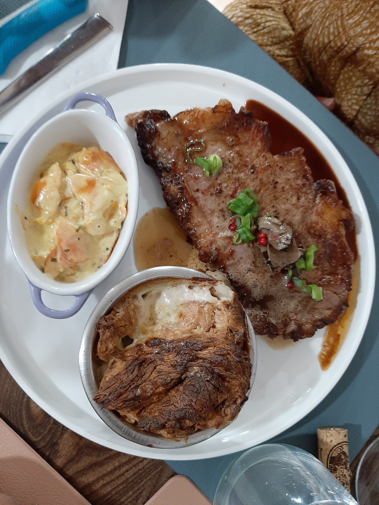 Salle du restaurant Le Coq Gourmand, ambiance chaleureuse